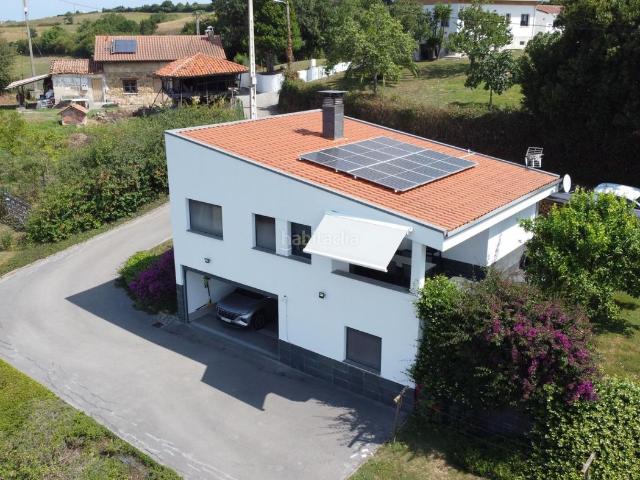 Chalet en venta en Siero, Parroquias Norte. Chalét independiente con dos fincas, aerotermia y paneles solares en Siero. Chalets.