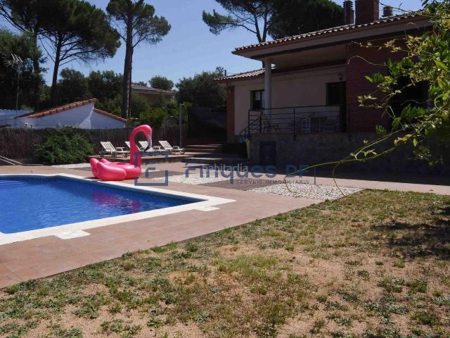 Chalet en venta en Sils. Vallcanera, Sils Casa que hay que ver para creer! 4 hab piscina. Chalets.