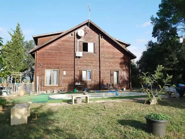 Chalet en venta en Sils. Acogedora casa de estilo nórdico en Urbanización King Park Sils. Chalets.