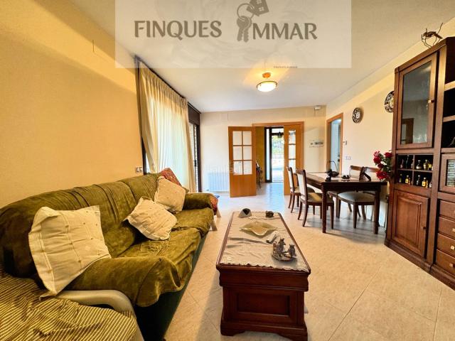 Chalet en venta en Sils. CASA o CHALET con precioso jardín y piscina. Chalets.