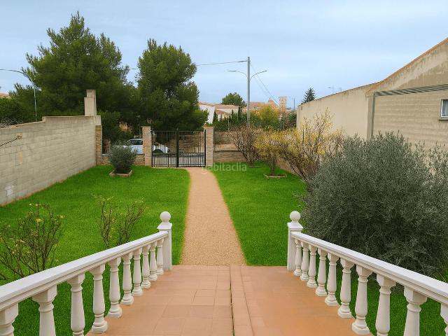 Chalet en venta en Sisante. Precioso Chalet Con Parcela Urbana. Chalets.