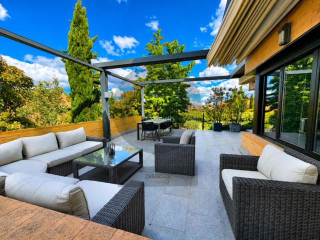 Chalet en venta en Pozuelo de Alarcón, Pueblo. InmoGil Gestión, Chalet pareado en la mejor zona de Pozuelo de Alarcón. Chalets Pozuelo de.