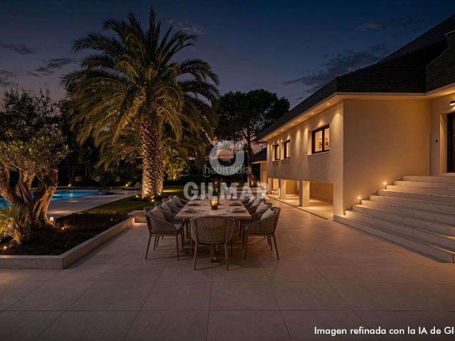 Chalet en venta en Pozuelo de Alarcón, Somosaguas. Chalet independiente reformado a estrenar sobre parcela amplia y llana en Húmera, Somosaguas, Pozuelo de Alarcón.Esta vivienda ind. Chalets Pozuelo.