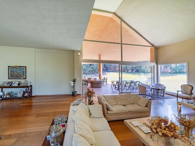 Chalet en venta en Pozuelo de Alarcón, Somosaguas. Somosaguas, 2500 m de parcela, cuatro dormitorios más servicio, 2003. Chalets Pozuelo de.