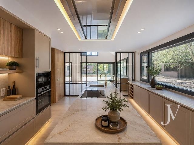 Chalet en venta en Pozuelo de Alarcón, Somosaguas. Somosaguas, Pozuelo de Alarcón. 3720 m² de parcela. 2 viviendas dentro de la misma parcela. Una de obra nueva y otra de estilo clá. Chalets Pozuelo.