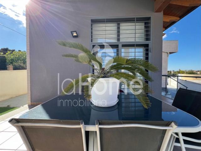 Chalet en venta en Pobla de Vallbona la, La Conarda. Un hogar lleno de luz, amplitud y espacios pensados para disfrutar en familia. Chalets Pobla de Vallbona.