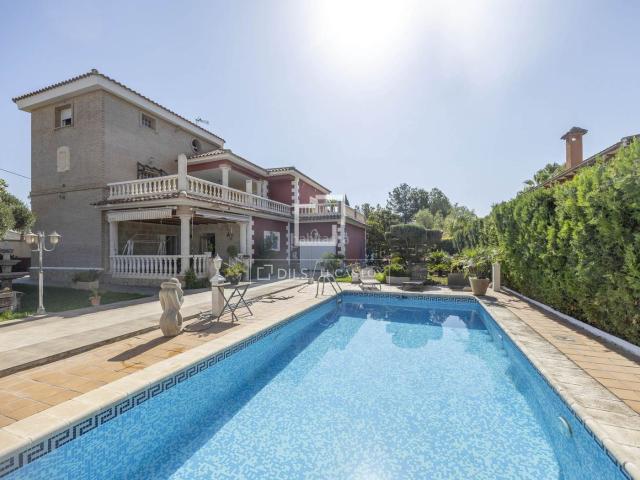 Chalet en venta en Pobla de Vallbona la, Núcleo Urbano. Casa de 7 dormitorios en venta en La Eliana, Valencia. Chalets Pobla de Vallbona.