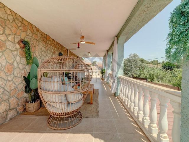 Chalet en venta en Pobla de Vallbona la, Pla dels Aljubs. Espectacular y listo! Chalet reformado con piscina, 12 placas solares y estudio independiente. Chalets Pobla de Vallbona.