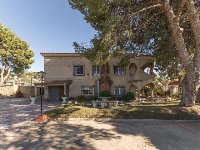 Chalet en venta en Pobla de Vallbona la, Pla dels Aljubs. finca urbana ubicada en el Pla de la Cova, sobre una amplia parcela de 1.713 m2 con dos viviendas independientes y piscina privada. Chalets.