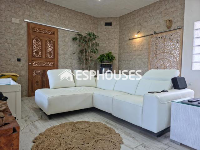 Chalet en venta en Poblets els. Chalet de una sola planta con vistas al mar y una excelente eficiencia energética. Chalets Poblets.