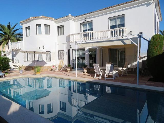Chalet en venta en Poblets els. Bonita Villa en perfecto estado a 100 m de mar. Chalets Poblets.