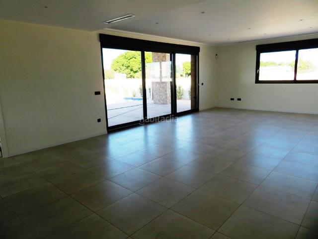 Chalet en venta en Poblets els. Fantástica villa con piscina, jardín y muchas extras para estrenar. Chalets Poblets.