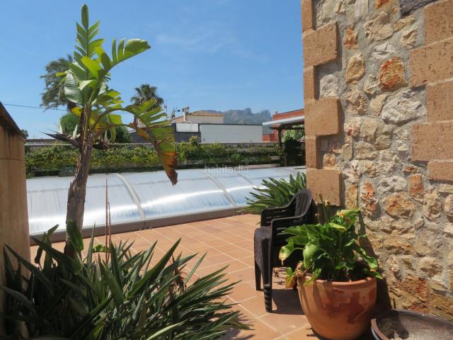 Chalet en venta en Poblets els. Lujosa, sólida y excepcional villa de estilo rustico muy bien ubicada y con muchos extras. Chalets Poblets.
