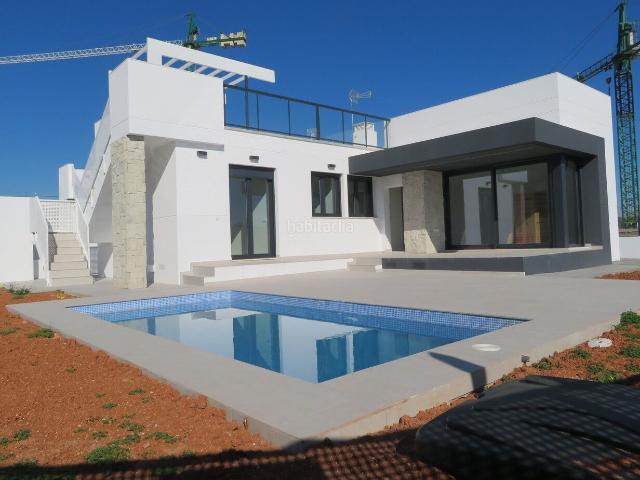 Chalet en venta en Poblets els. Preciosa Villa con piscina y jardin privada para estrenar. Chalets Poblets.