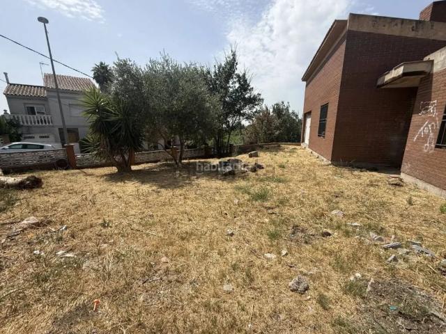 Chalet en venta en Polinyà. Casa independiente para terminar a tu gusto en parcela esquinera de 438 m² en Polinyà. Chalets.