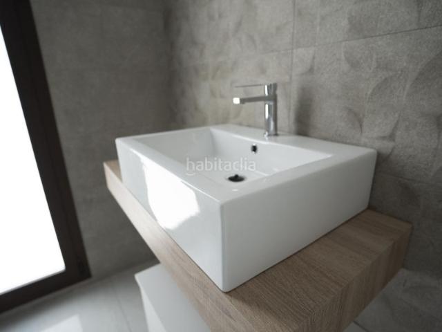 Chalet en venta en Polop, Casco urbano. Villa de 3 dormitorios y 2 baños con piscina y jardín en Polop. Chalets.