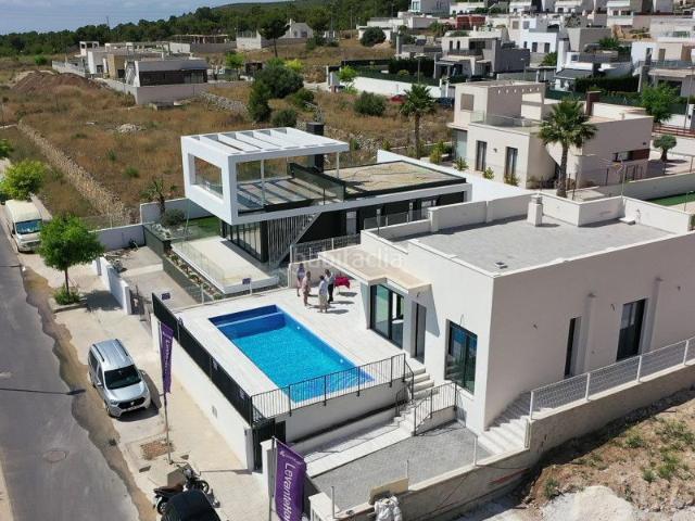 Chalet en venta en Polop, Casco urbano. Villa de 3 dormitorios y 2 baños con piscina y terraza en Polop. Chalets.