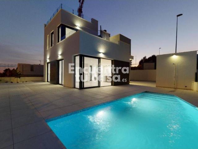 Chalet en venta en Polop, La Alberca. Villa contemporánea en parcela en esquina con piscina privada, cenador exterior con cocina y vistas abiertas al mar y la. Chalets.