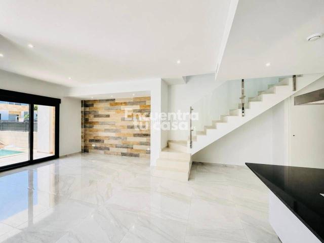 Chalet en venta en Polop, La Alberca. Diseño, luz y eficiencia villa llave en mano con piscina privada en Polop. Chalets.