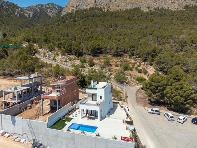 Chalet en venta en Polop. VILLA 2 PLANTAS 400m2 Parcela, 129m2 Vivienda, 3 dormitorios, 3 Baños, Piscina, Polop, La Nucia. Chalets.