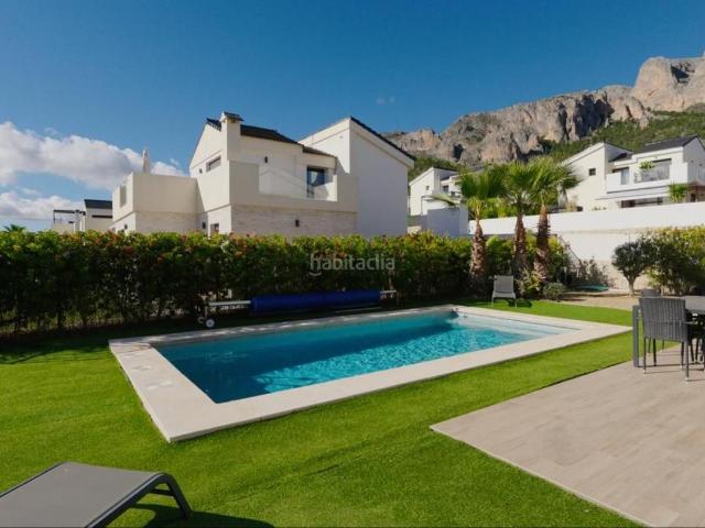 Chalet en venta en Polop. Villa exclusiva de tres dormitorios con vistas panorámicas al mar y a las montañas en la localidad de Polop. Chalets.