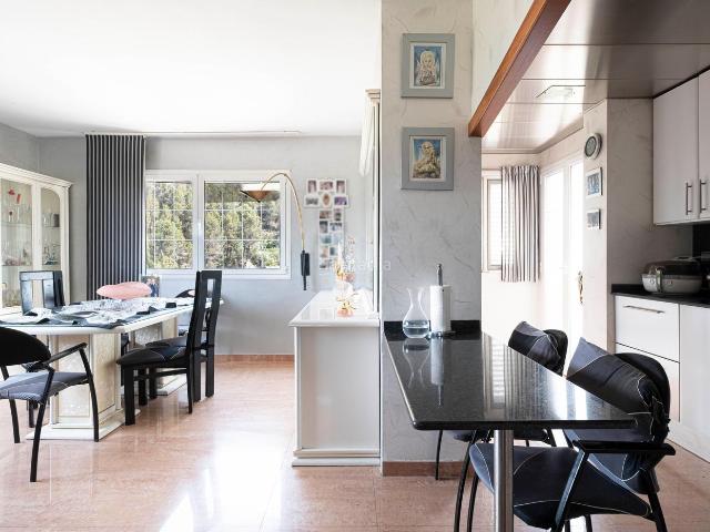 Chalet en venta en Pont de Vilomara i Rocafort El. Casa de 4 plantas con ascensor, piscina interior, jacuzzi, saunas. Chalets Pont de Vilomara i Rocafort.