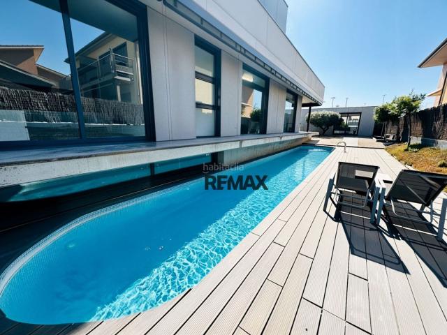 Chalet en venta en Porqueres. Porqueres Propiedad exclusiva de diseño contemporáneo y sostenible. Chalets.