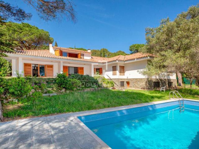 Chalet en venta en Port de la Selva El Costa Brava. Exclusiva villa en Port de la Selva en primera línea con jardín y piscina. Chalets Port de la Selva.