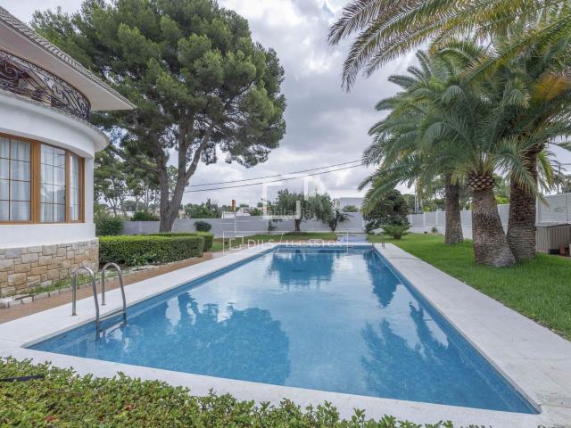 Chalet en venta en Paterna, La Cañada. Casa de 6 dormitorios en venta en La Cañada, Valencia. Chalets.