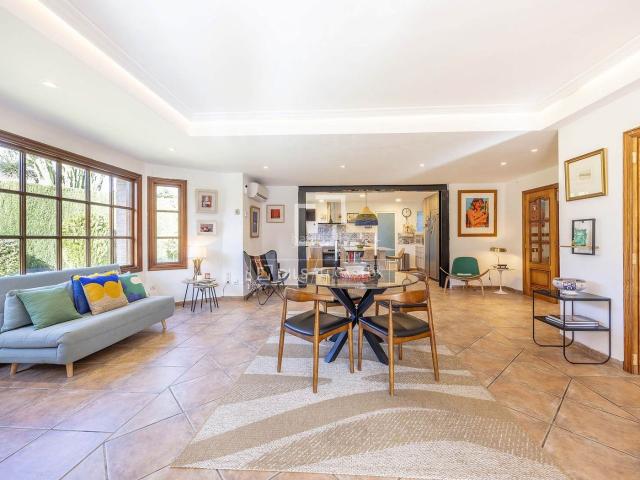 Chalet en venta en Paterna, La Cañada. Casa en excelentes condiciones de 4 dormitorios en venta en La Cañada, Valencia. Chalets.