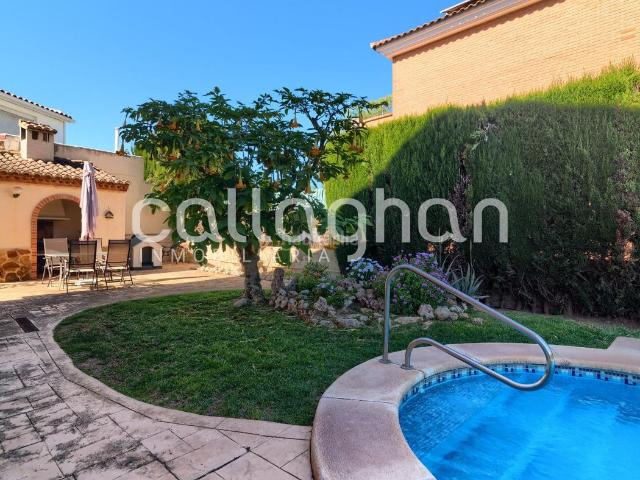 Chalet en venta en Paterna, La Cañada. Chalet independiente con 500 m2 de parcela en urbanización privada de solo 4 viviendas. Chalets.
