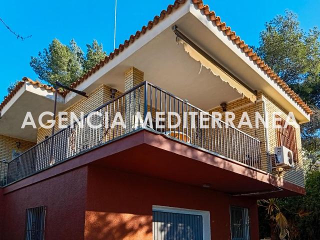 Chalet en venta en Paterna, La Cañada. Descubre este chalet con muchas posibilidades, en la tranquila y residencial urbanización de La Cañada!. Chalets.