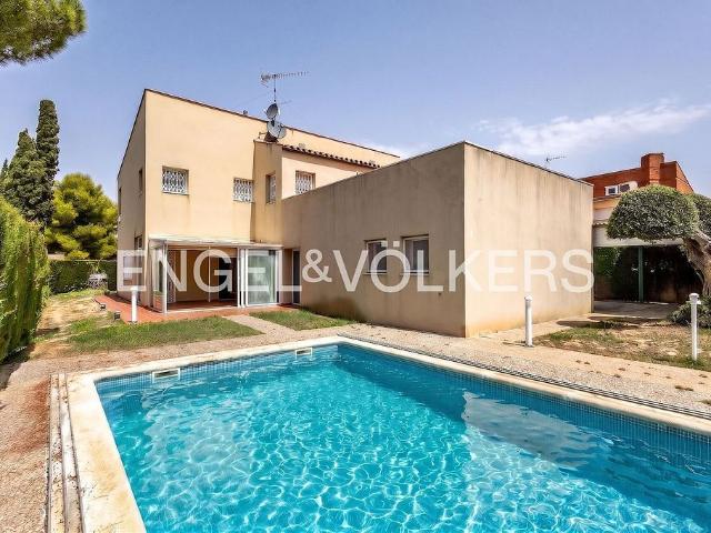 Chalet en venta en Pacs del Penedès, de 200 m² 5 habitaciones por 670.000