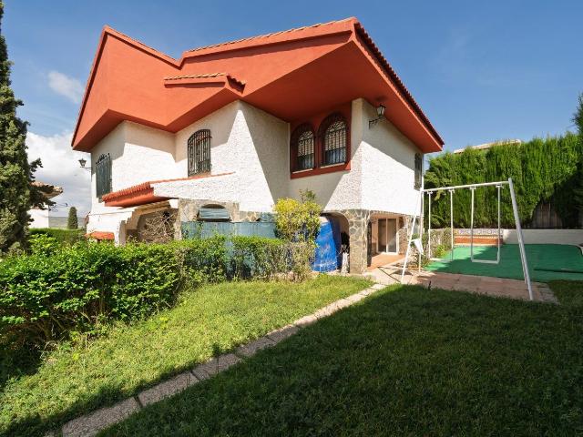 Chalet en venta en Padul. CHALET INDEPENDIENTE EN URBANIZACION EL PUNTAL PADUL. Chalets.