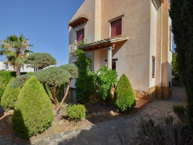 Chalet en venta en Padul. BONITO CHALET INDEPENDIENTE CON JARDIN Y PISCINA EN PADUL, URB. VALLE DEL PUNTAL. Chalets.