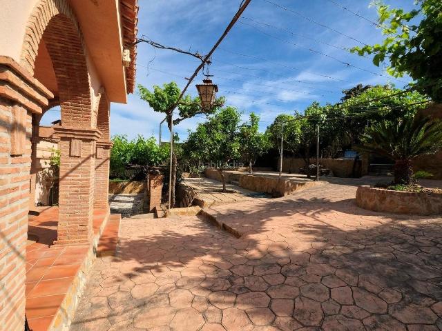Chalet en venta en Padul. GRAN CHALET EN PLENA NATURALEZA EN PADUL, 1436 M2 PARCELA, 411 M2 CONSTRUIDOS, 7 DORMITORIOS, 3 BAÑOS. Chalets.