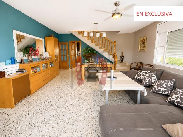 Chalet en venta en Palau solità i Plegamans. DOS VIVIENDAS INDEPENDIENTES EN UNA PRECIOSA PARCELA CON PISCINA. Chalets Palau solità i.