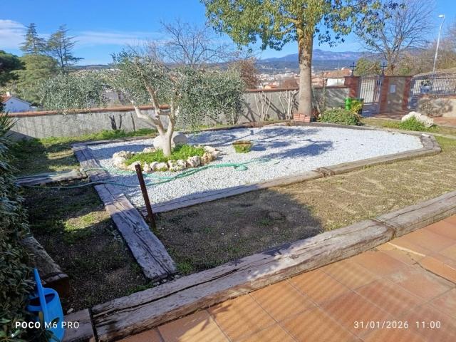 Chalet en venta en Palau solità i Plegamans. Espectacular casa independiente en la Urbanización Turo del Castell, cómoda, amplia distribuida en tres plantas muy funcionales!. Chalets Palau solità i.