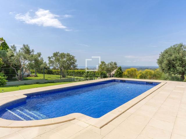 Chalet en venta en Palau saverdera. Exclusiva villa con vistas panorámicas a la bahía de Roses en Bellavista. Chalets.