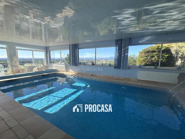 Chalet en venta en Palau saverdera. Villa con piscina interior, spa y vistas al mar y la montaña en PalauSaverdera. Chalets.