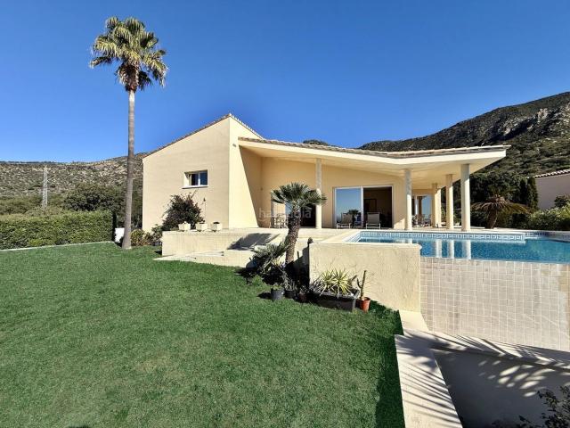 Chalet en venta en Palau saverdera. Villa de lujo con amplios espacios, piscina y gran parcela. Chalets.