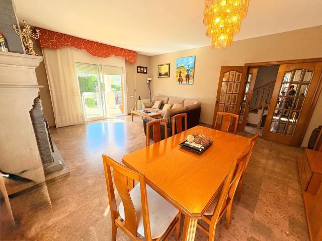 Chalet en venta en Pallejà. Chalet en Font Pineda Confort, Privacidad y un Jardín Plano de Ensueño. Chalets.