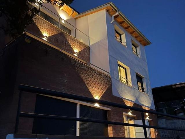 Chalet en venta en Pallejà, de 281 m² 4 habitaciones por 660.000
