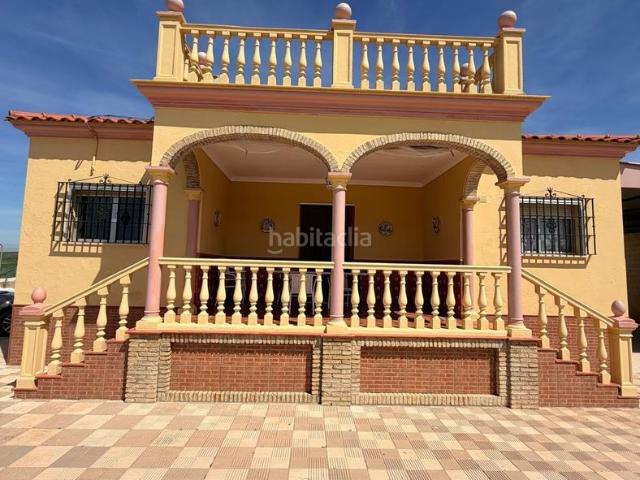 Chalet en venta en Paradas. DOS VIVIENDAS EN EL CAMPO DE URBANIZACIÓN EL CALVARIO. Chalets.