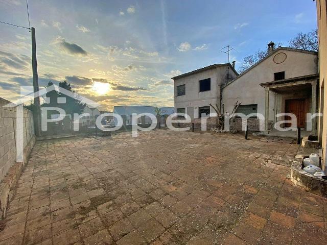 Chalet en venta en Parets del Vallès, de 341 m² 3 habitaciones por 367.000