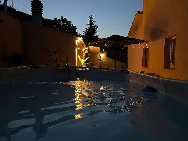 Chalet en venta en parque Coll I Pujol Royal, Sant Celoni, de 252 m² 4 habitaciones por 360.000