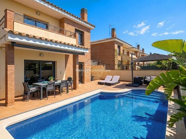 Chalet en venta en pasaje Sector Mestral, Castelló d´Empúries, de 162 m² 4 habitaciones por 489.000