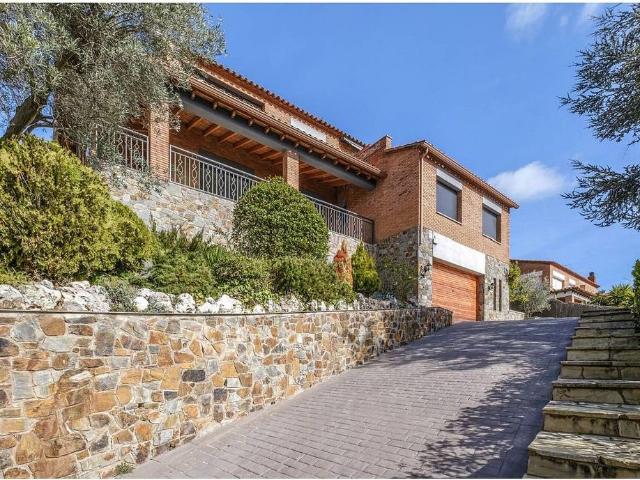 Chalet en venta en paseo De la Serra Dels Brucs, Matadepera, de 400 m² 6 habitaciones por 745.000