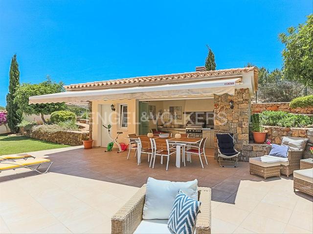 Chalet en venta en Pedreguer. Casa con 4 habitaciones, vistas al mar, piscina. Chalets.