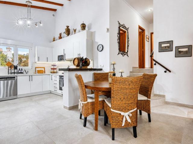 Chalet en venta en Pedreguer. Chalet de estilo mediterráneo con piscina privada y total privacidad en La Sella. Chalets.
